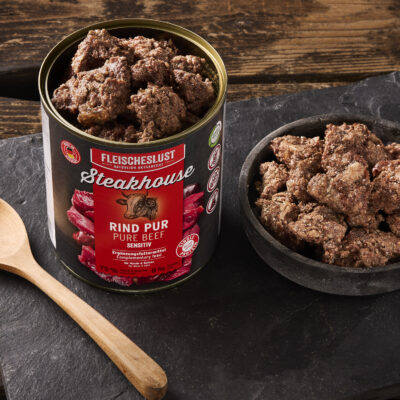 PURE BEEF 400g konzerva pro psy značky MEATLOVE na stole